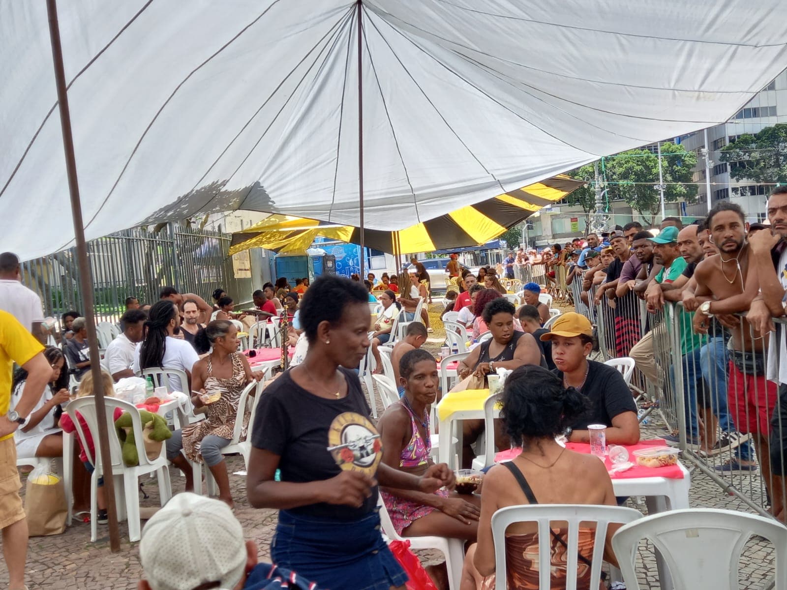 Nas Ruas que Viraram Capelas: A Eucaristia da Solidariedade - Mídia 1